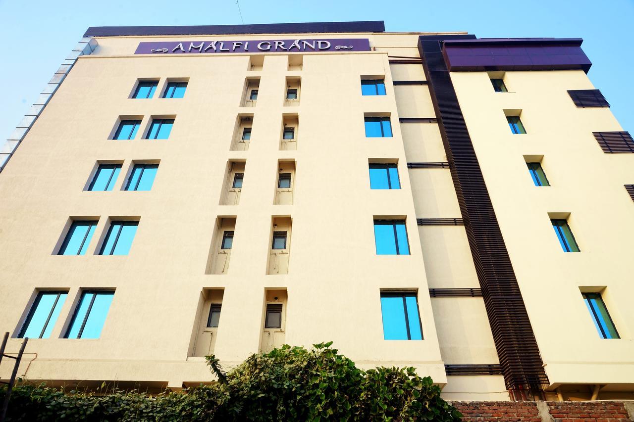 Amalfi Grand Hotel Patna  Ruang foto